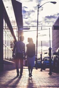 夜デートにぴったりな女性の服装は福岡でどう選ぶべき？